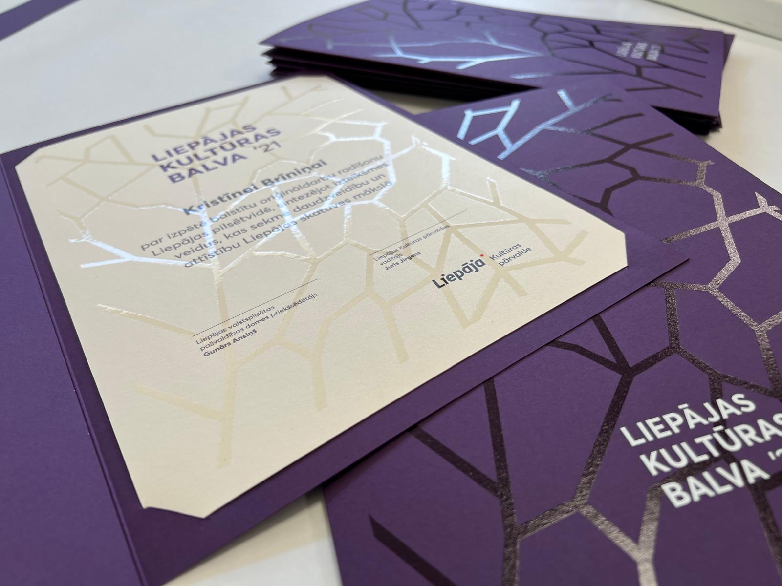 Digitālā druka ar UV lakas pārklājumu